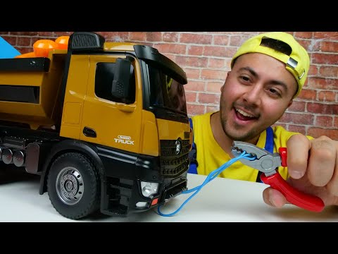 Çocuklar için tamir oyunu. Oyuncak kamyon bozuldu. Eyvah kırıldı.