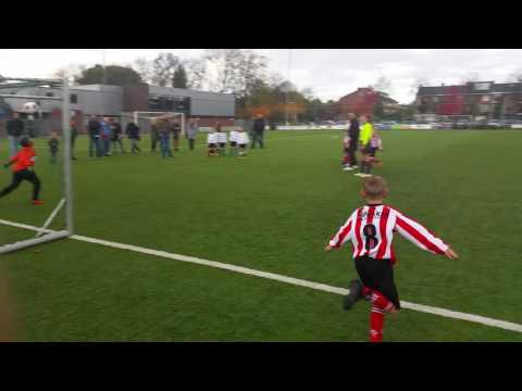 Dit is mooi! Jesse Stoop van Groote Lindt JO9-4 blij met zijn doelpunt