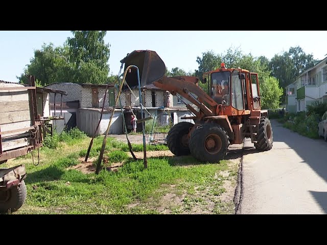 Сегодня снесли сараи во дворе домов 23 и 25 по улице Тельмана