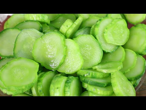 오이를 절이고 데쳐보세요. 물 안생기는 하얀 오이무침 최고입니다