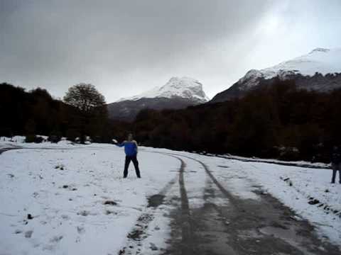 Zé levando bolada de neve em ushuaia