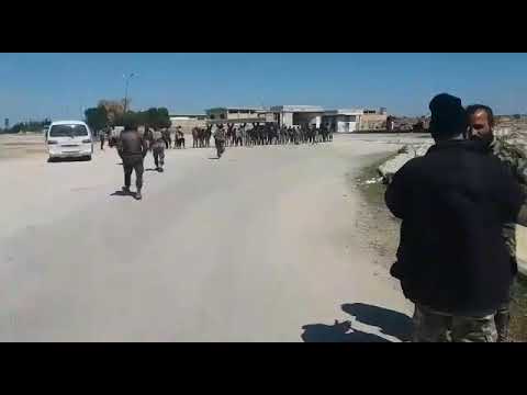 كتيبة عمر الفاروق يقومون بأداء الصلاة قبل بدء معركة ريف حلب