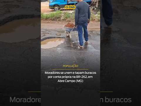 Moradores se unem e tapam buracos por conta própria na BR-262, em Abre Campo (MG)