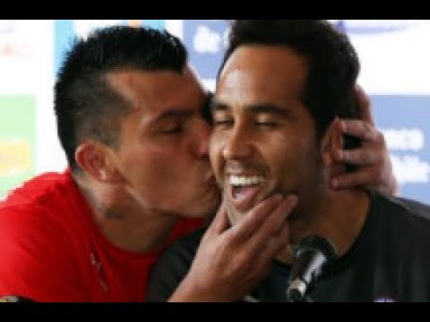 Medel le da un beso por sus Tapadas ante portugal 2017