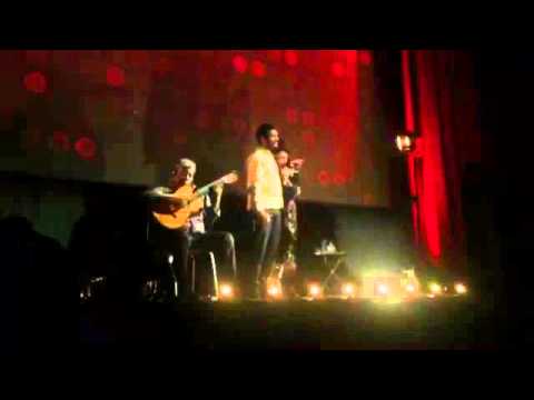 Teresa Cristina e Criolo cantando Cartola em Paris