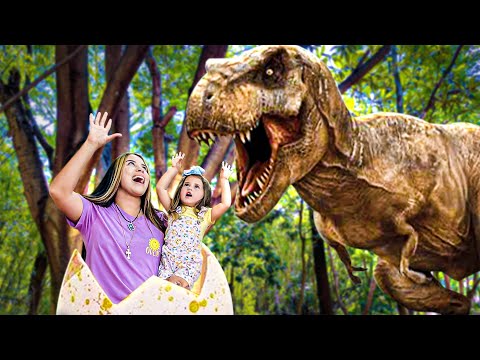 A dinosaur attacked Layra in the forest, and Larissa tried to save her!