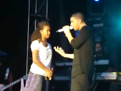 Drake Rejects Kiss From Girl On Stage