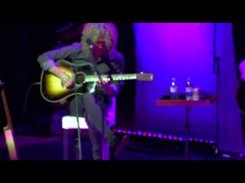 Videoclip de Fool for You Anyway (Acoustic) — Foreigner
