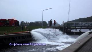 preview picture of video 'Brandweer pompt water uit Hilversums kanaal vanwege snel stijgende water in de polder.'