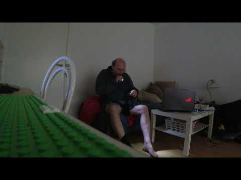 MongoTV_10870 - Må Bruge LOMMELYGTE Til Tage SOKKER På i MØRK LEJLIGHED Klokken 10