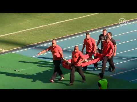 João Paulo breaks his leg in a split with Rildo in the classic carioca