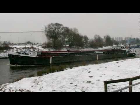 Vorbeifahrt Binnenschiff Regina GMS 08348103 zu Tal auf der Hunte beim WSA in Oldenburg