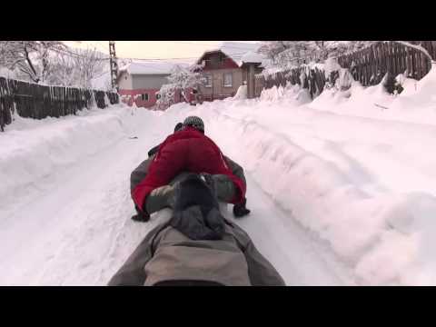 VIDEO: &Icirc;ți va aduce aminte de copilărie instant! Clipul &icirc;n care niște tineri se dau cu sania a devenit viral! Mii de oameni au distribuit filmulețul pe Facebook