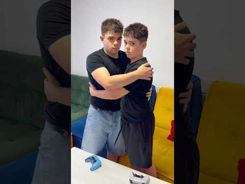 Mi madre nos obliga a abrazarnos 🤣 Mi madre nos obliga a abrazarnos 🤣