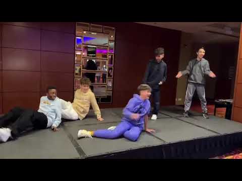 🇪🇸 Carlos Higes and his dancers performing the dance break of SloMo