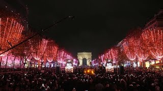 Léa Seydoux, Paris’te yılbaşı sezonu başlarken Şanzelize’nin Noel ışıklarını yaktı