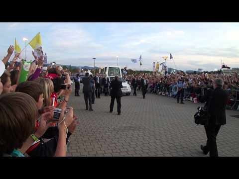 Papst Benedigt XVI  am 24.09.2011 im Papamobil Vigil Freiburg