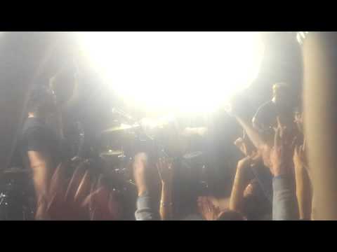 knoup tomopouls en mode surfing sur le public de la maroquinnerie