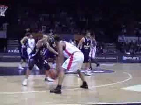 22 19-01-08 BCO-Bologna bis - Jerry Green goes inside and sc