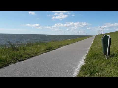 Het IJsselmeer met de korte golfslag naar Urk.