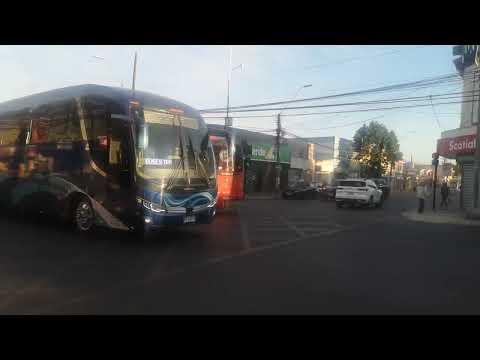 Bus particular pasando por el centro de Villa alemana 