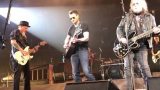 Eric Church and Ray Wiley Hubbard sing &quot;Screw You We&#39;re From Texas&quot; in Dallas 2017