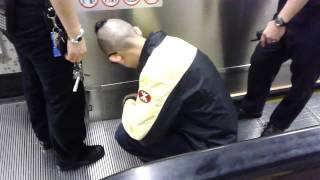 女童運動鞋被夾在扶手電梯@港鐵油麻地站