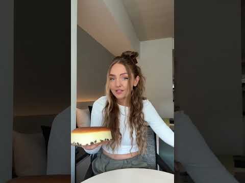 Trying the FAMOUS jiggly cheesecake in Japan! 🤤🍰