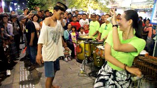 Download lagu Penonton datang bikin rusuh angklung malioboro yogyakarta mp3 Download lagu Penonton datang bikin rusuh angklung malioboro yogyakarta mp3