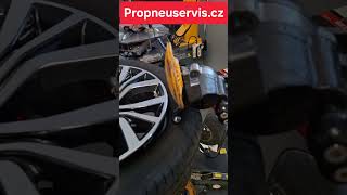 DALI D-550 superautomatická zouvačka s upnutím do středu kola, helperem a aut. montážním palcem - předváděcí kus