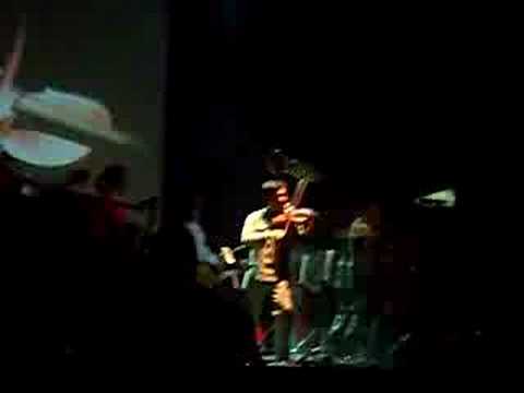 Jorge rojas presentando a sus músicos