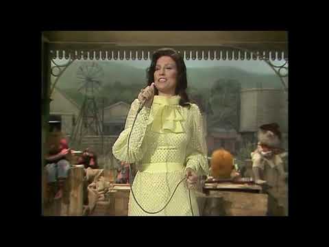 Muppet Songs: Loretta Lynn - You're Looking at Country