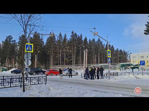 Чистить до асфальта и обильно посыпать. В Ревде работала группа проекта «Безопасные дороги»