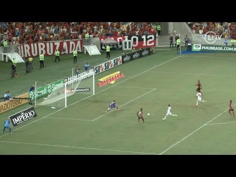 Rodinei perdeu ou Danilo salvou? Veja lance incrível do clássico carioca