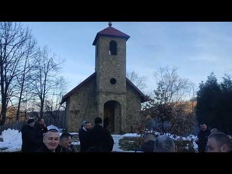 Lopare - Kod manastira Rožanj naložen badnjak prvog dana pravoslavne Nove godine