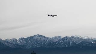 preview picture of video '[冬の立山連峰 呉羽山展望台] ANA B767-300 LANDING TOYAMA Airport 富山空港 2011.11.27'