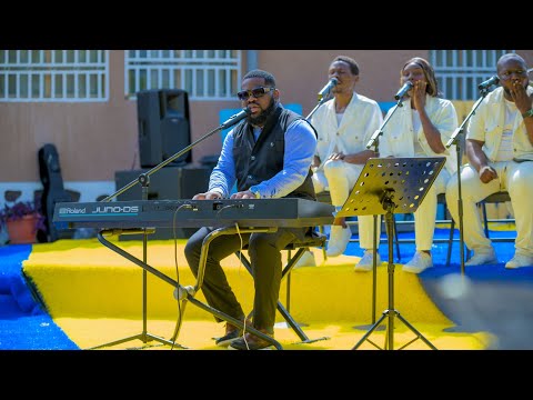 Fr Emmanuel Musongo dans medley  jésus tu as le parôle de la vie live powerful