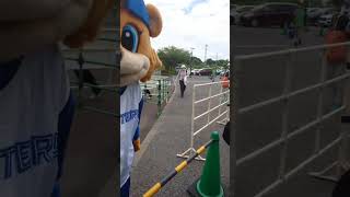 カビーとハイタッチ