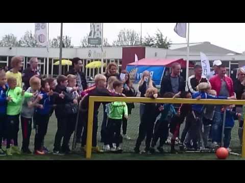 Touzani geeft de kids een high five