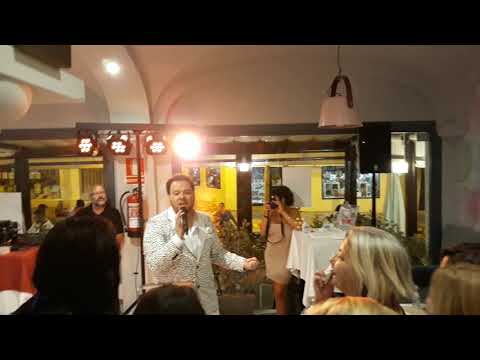 El cantante Hoffman interpretando Yo soy aquel en gala benéfica Rest. La vida es bella. Benalmádena