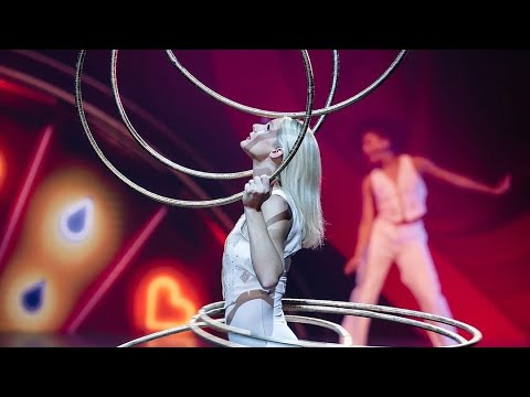 Circus Camille - Famous Belgian Popstar - Hulahoop act 