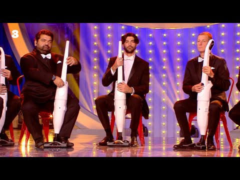 Carlo Amleto rende omaggio al maestro Morricone suonando "Il tema di Deborah" con gli aspirapolvere