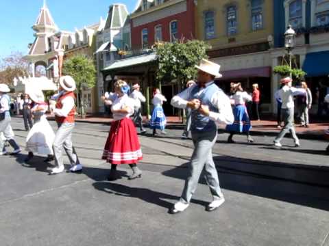 "I'm Walking Right Down The Middle of Main Street USA" Magic Kingdom Performers - Disney World