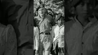 Download lagu DUTCH SOLDIERS TAKE A PHOTO WITH INDONESIAN YOUTH mp3