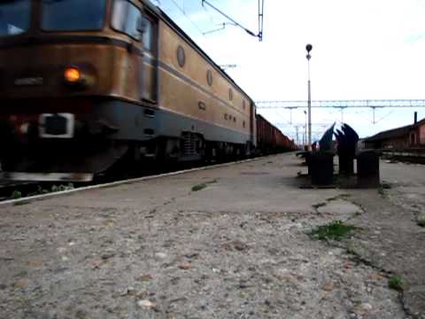 EA 40-0525-2 cu un marfar opreste la semnal in Teius