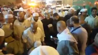 صورة شاهد احتفاء رواد الحرم المكي بالشيخ أبي إسحاق الحويني