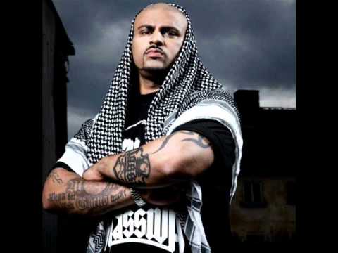 Massiv ft. Kollegah-Oberarme angespannt