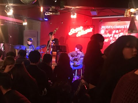 16 years old student’s crazy jazz drum solos at korean bar