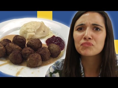 人はイケアの食品を試してみる (People Try Ikea Food)