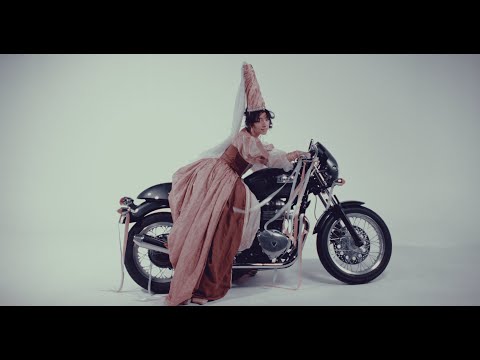 aleksiah- Clothes Off (Music Video)